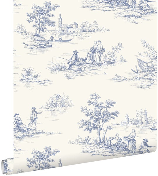 Tapete mit Toile-de-Jouy-Muster, ländliche Szenen, Menschen beim Angeln und historische Gebäude.