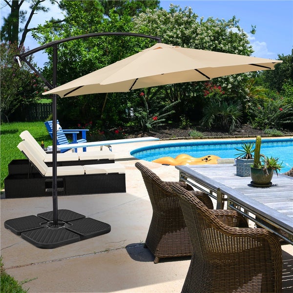 Szene mit Sonnenschirm, Liegen, Pool und Gartentisch mit Stühlen