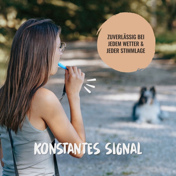 Frau pfeift auf einer Hundepfeife mit konstantem Signal