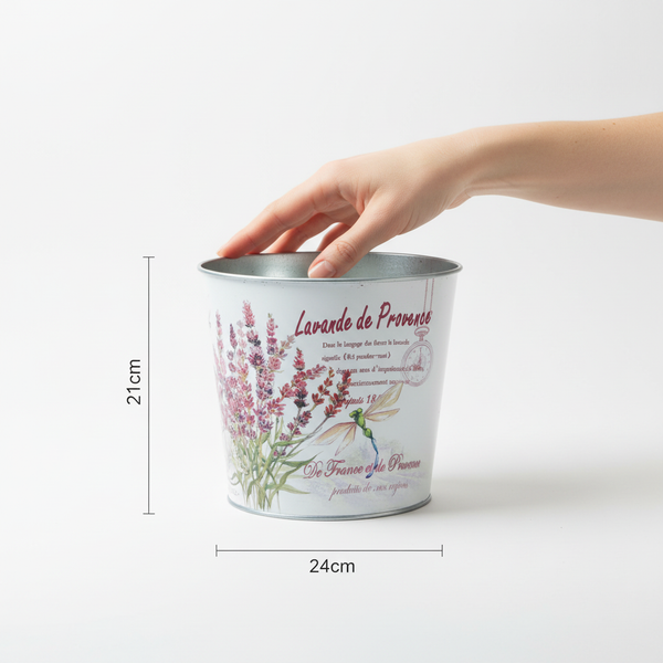 Dekorativer Metall-Pflanztopf mit Lavendel- und Libellenmotiv, 21 Zentimeter hoch und 24 Zentimeter breit.