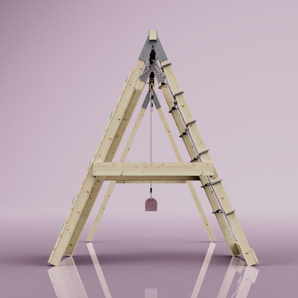 Klettergerüst aus Holz in A-Form mit Kletterwand, Strickleiter und kleiner Hängeschaukel in der Mitte.