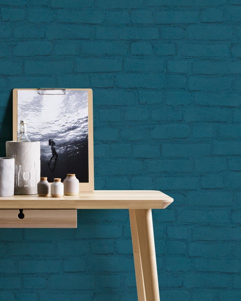 Dekorative Backsteintapete im Innenraum mit Tisch und Dekoration