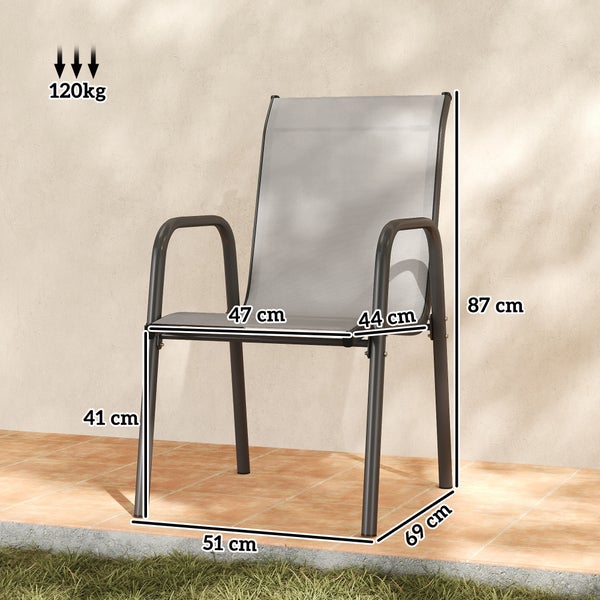 Helles Garten-Lounge-Set aus schwarzem Metall und Lamellen in Holzoptik bestehend aus Sofa, zwei Sesseln und Tisch auf einer gepflasterten Terrasse.