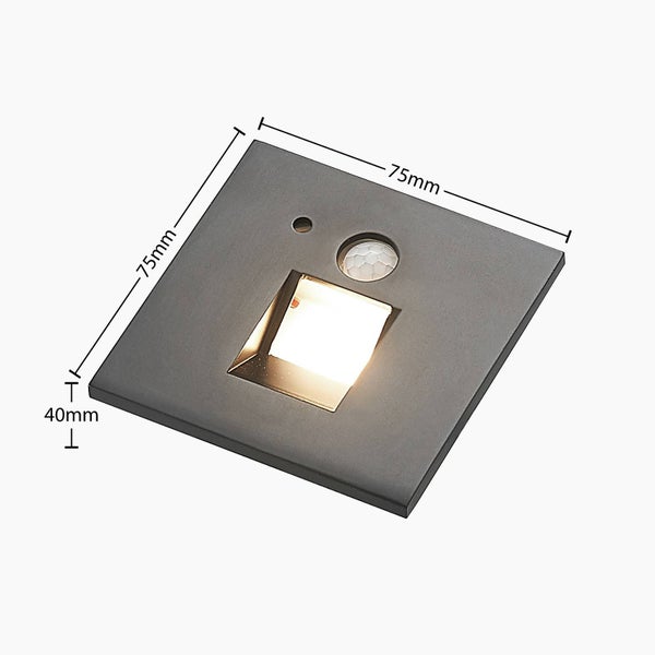 Quadratische LED-Einbauleuchte in Anthrazit mit Bewegungsmelder, Maße 75 Millimeter mal 75 Millimeter und 40 Millimeter Tiefe.