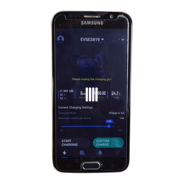 Smartphone mit Samsung Logo zeigt eine App zur Steuerung einer Elektroauto Ladestation mit Informationen zu Ladestatus und Einstellungen.