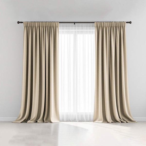 Vorhang mit Gardinenstange vor Fenster