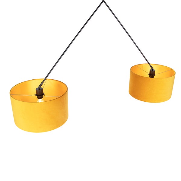 Zweiflammige Pendelleuchte mit gelben Samtschirmen und schwarzen Metallarmen.