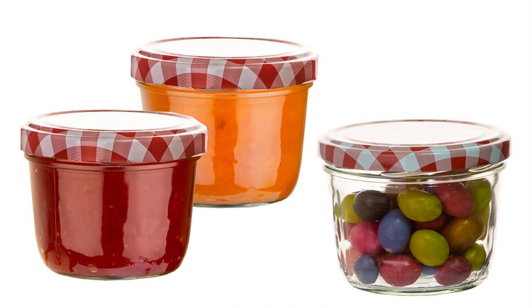 Drei Einmachgläser mit Marmelade und Süßigkeiten