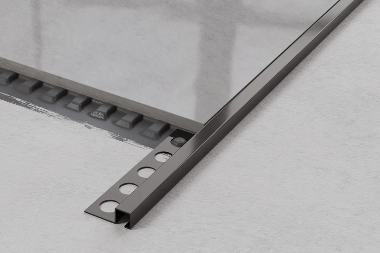 Fliesenschiene mit abgerundeter Kante und Lochung für Fliesenarbeiten