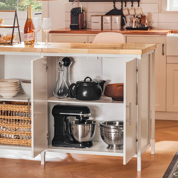 Kücheninsel mit Stauraum und Küchenutensilien