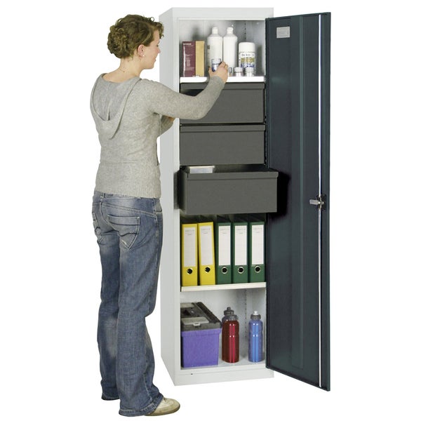 Hoher Metallschrank mit offener Tür, Auszügen, Aktenordnern und Lagerboxen, eine Person entnimmt einen Gegenstand.