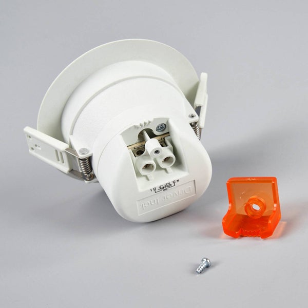 LED Einbaustrahler inklusive Treiber mit Anschlussgehäuse, orangefarbener Abdeckung und kleiner Schraube.