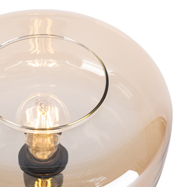 Nahaufnahme einer Tischleuchte mit Glasschirm