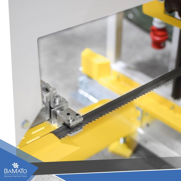 Detailansicht einer Metallsäge mit Sägeblatt