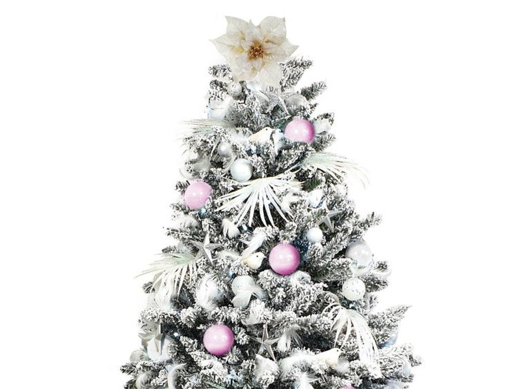 Künstlicher Weihnachtsbaum mit Schneeoptik, geschmückt mit Weihnachtskugeln, Sternen und einer großen Blütenbaumspitze.