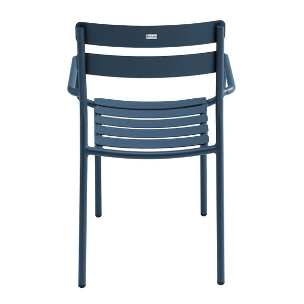 Oviala Gartenstuhl mit Armlehnen, blaues Aluminium-Latten-Design an Sitzfläche und Rückenlehne.