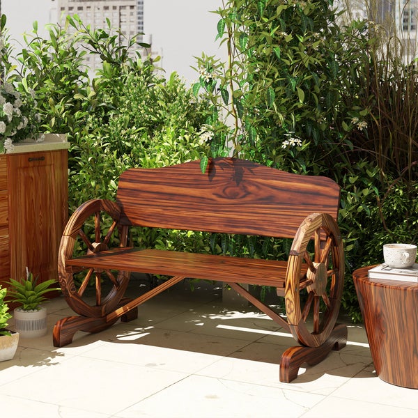 Gartenszene mit Holzbank im Wagenrad-Design und passendem Beistelltisch