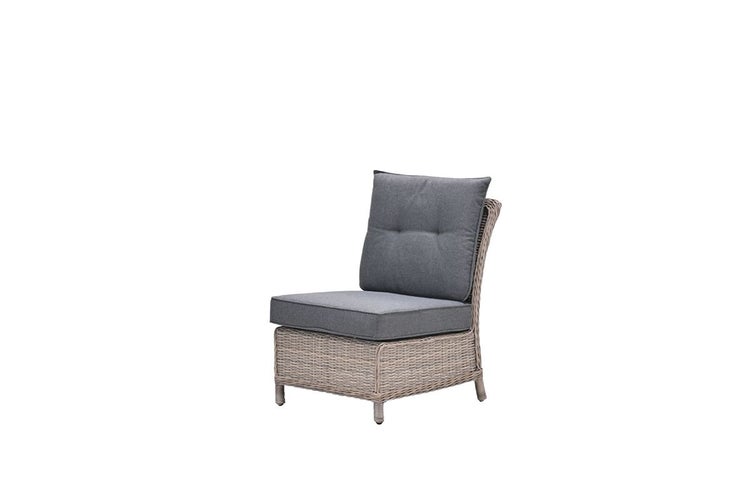 Gartenstuhl Lounge-Sessel aus beigem Kunststoffgeflecht mit grauen Sitzkissen und Rückenkissen.