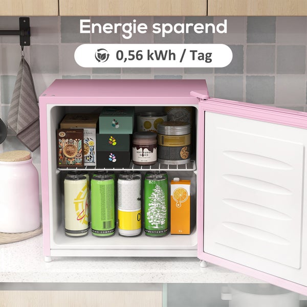 Offener rosa Mini-Kühlschrank gefüllt mit Lebensmitteln und Getränken mit Text Energie sparend und 0,56 Kilowattstunden pro Tag.