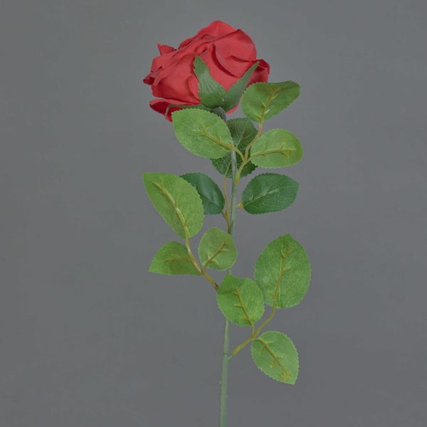 Künstliche rote Rose mit grünem Stiel und Blättern.