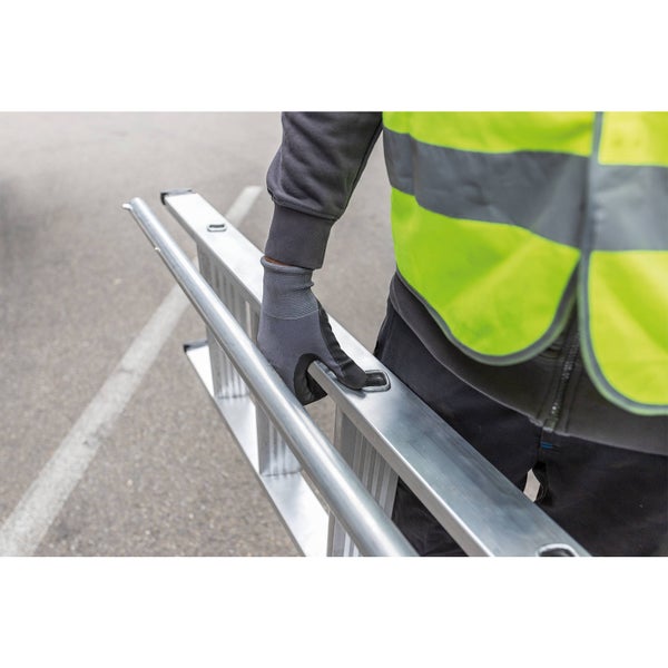 Person mit Arbeitshandschuhen trägt eine Aluminiumleiter.