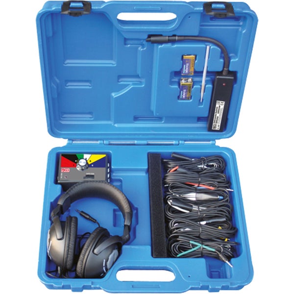 Geöffneter blauer Koffer mit elektronischen Testgeräten, Kopfhörern und Kabeln