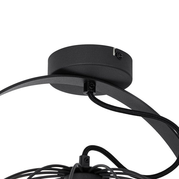 Detailaufnahme einer Deckenleuchte mit schwarzem Baldachin und Textilkabel