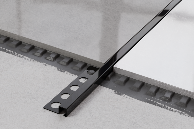 Fliesenabschlussprofil aus Metall zwischen zwei Fliesen