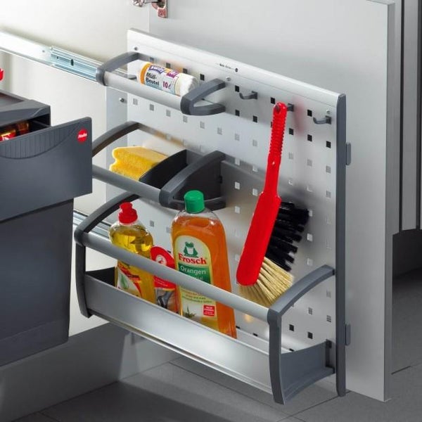 Ausziehbarer Putzmittelauszug für den Küchenunterschrank mit Lochwand, Ablageschalen und Haken.