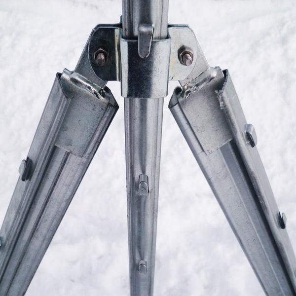 Detailaufnahme eines Metallstativs mit drei Beinen und Schrauben