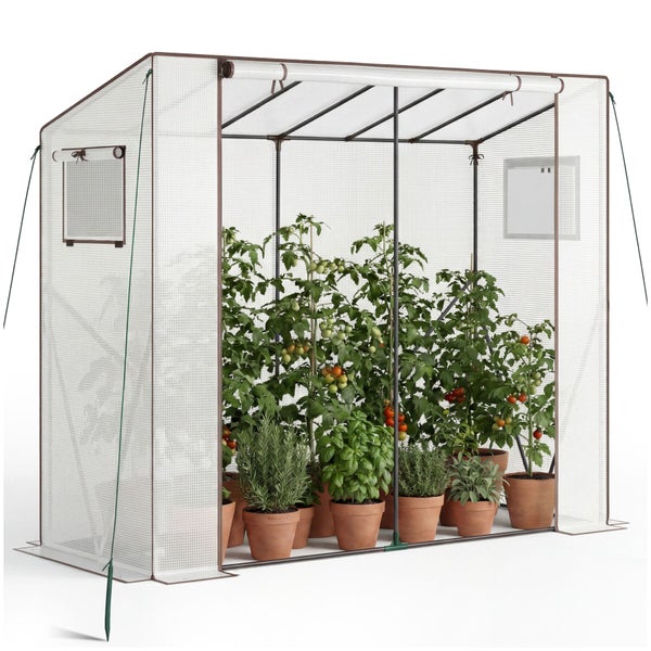 Foliengewächshaus mit Gitterfolie, bepflanzt mit Tomaten und Kräutern in Tontöpfen, mit aufrollbarer Tür und Belüftungsfenstern.