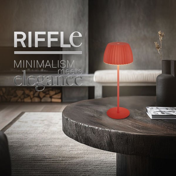 Riffle Tischleuchte auf einem Tisch in einem Wohnzimmer.