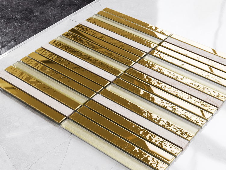 Mosaikfliese in Stäbchenoptik aus Glas und Naturstein mit glänzenden und strukturierten Oberflächen in Gold.