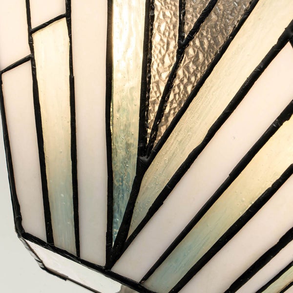 Detailansicht einer Tiffany Lampe mit Glasstücken