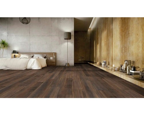 Verlegtes Laminat imitiert Holzboden