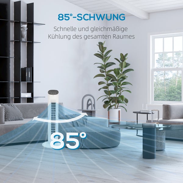 Moderner Turmventilator in einem hellen Wohnzimmer mit 85 Grad Schwenkfunktion für eine gleichmäßige Kühlung des gesamten Raumes.