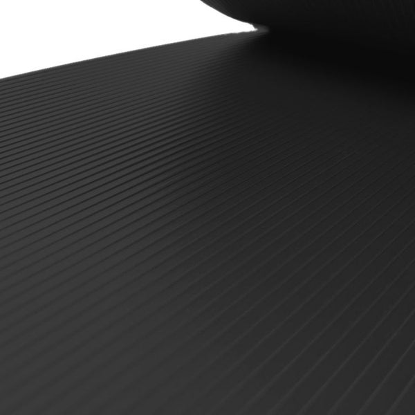 Schwarze Gummimatte mit Rippenstruktur