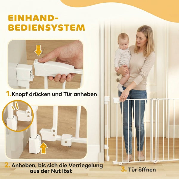Frau mit Baby öffnet ein weißes Türschutzgitter aus Metall mit Einhand-Bediensystem. Detailansichten zeigen das Entriegeln in drei Schritten.