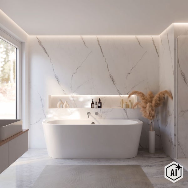 Modernes Badezimmer mit freistehender Badewanne vor einer Wand aus Marmorfliesen, integrierter Nische und dezenter Beleuchtung.