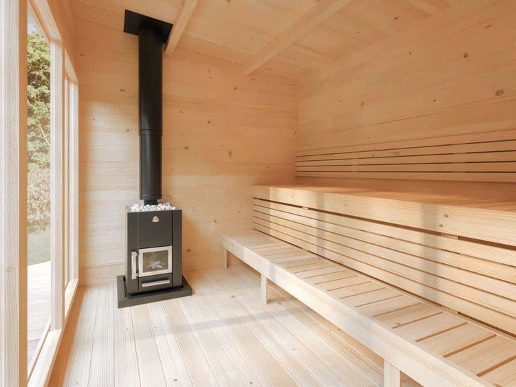 Innenansicht einer Gartensauna aus Holz mit schwarzem Holzofen, hölzernen Stufenbänken und großen Fensterfronten.