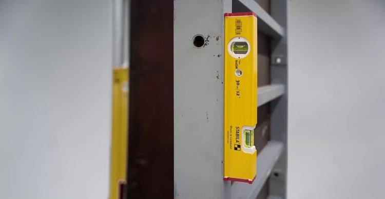 Stabila Wasserwaage Typ 80 ASM mit 30 Zentimeter Länge an einem Metallrahmen befestigt.