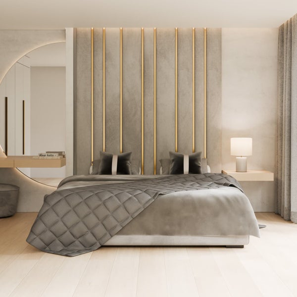 Schlafzimmer mit Bett, Nachttischlampe und dekorativer Wandgestaltung