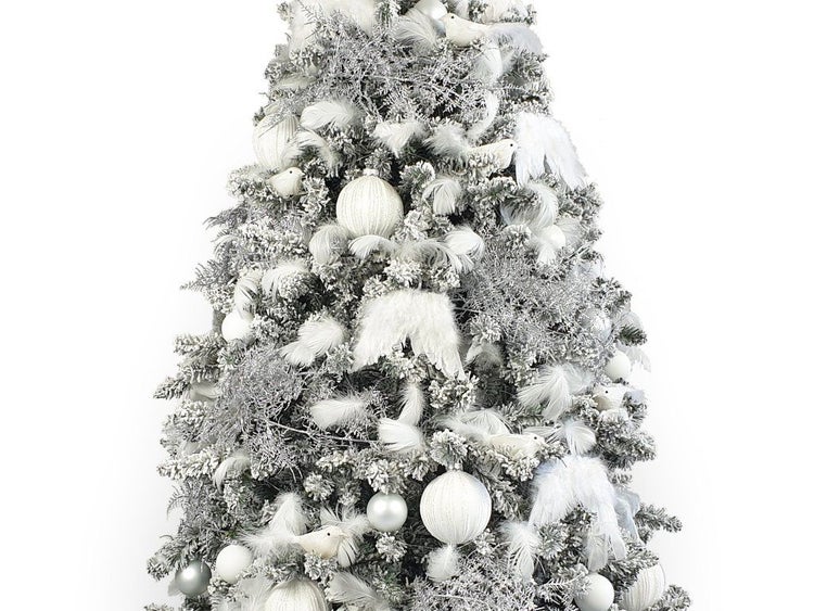 Künstlicher Weihnachtsbaum verschneit mit weihnachtlichem Schmuck aus Federn Vögeln und Kugeln
