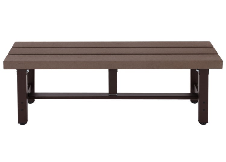 Braune Gartenbank ohne Rückenlehne mit Sitzfläche aus Kunststofflamellen und Metallgestell.