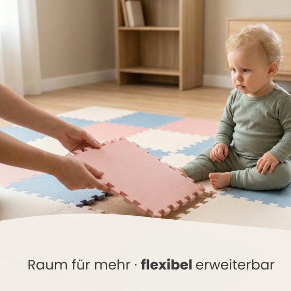 Kleinkind sitzt auf einer Schaumstoff-Puzzlematte im hellen Innenraum, während ein Puzzleteil zur flexiblen Erweiterung hinzugefügt wird.