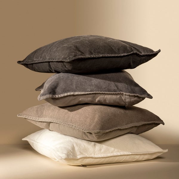 Quadratisches Zierkissen mit Textur und umlaufender Kante