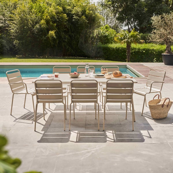 Garten-Essgruppe bestehend aus einem großen rechteckigen Metalltisch und acht Metallstühlen mit Armlehnen und Latten-Design.