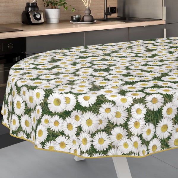 Runde Tischdecke mit Gänseblümchenmuster auf einem Küchentisch
