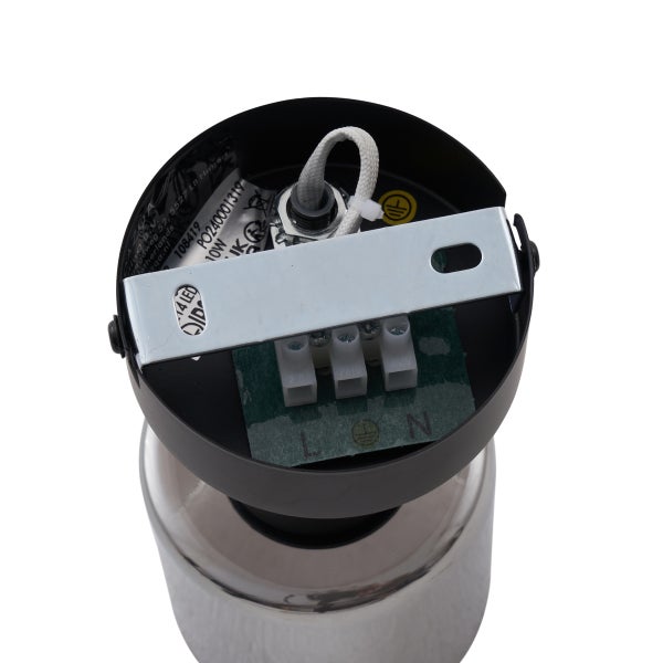 Innenansicht einer Lampe mit Verkabelung und Anschlüssen