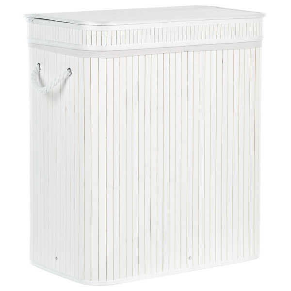 Moderne quadratische Gas-Feuerstelle auf einer gepflasterten Terrasse in einem weitläufigen Garten mit Außenküche und Wald im Hintergrund.